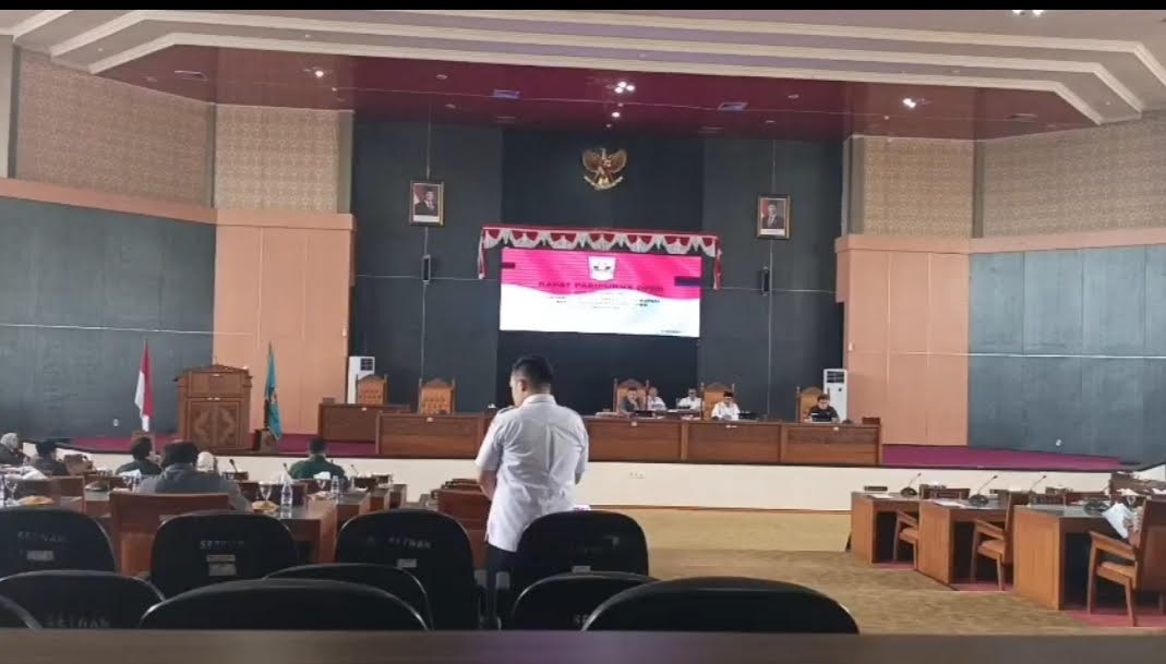 RAPAT: Suasana Rapat Paripurna DPRD Dharmasraya yang akhirnya ditunda karena keterlambatan pihak eksekutif, Rabu (19/11).