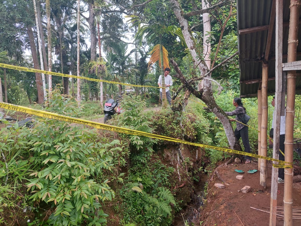 OLAH TPK: Petugas dari IV Koto Aua Malintang saat memasang garis polisi pada pohon ditemukannya Indra Jaya dalam kondisi tergantung.