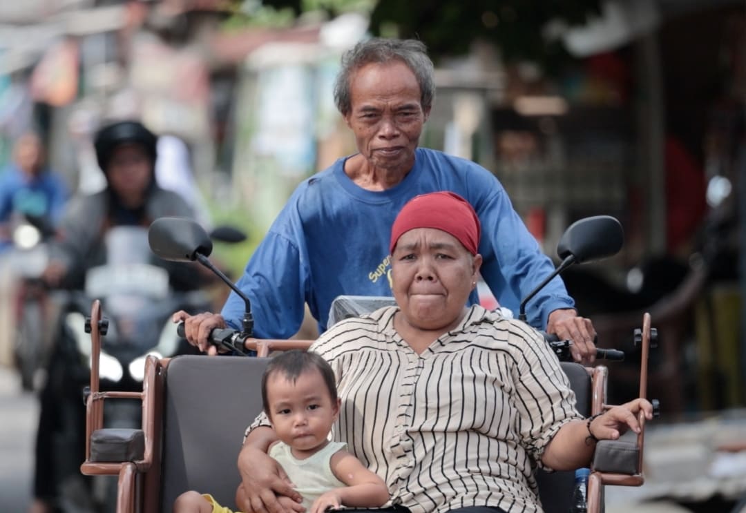Slamet, lansia pengayuh becak Tangerang, menggunakan becak listrik dari Presiden Prabowo, mempermudah pencaharian tanpa mengayuh manual. (Foto: PCO)