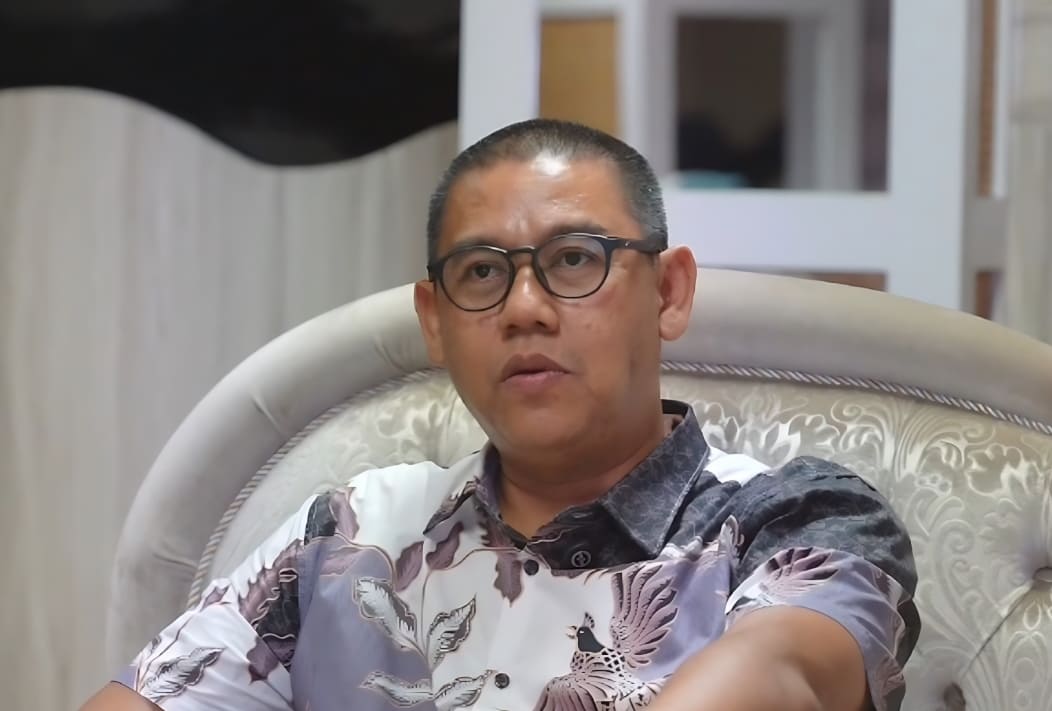 Cucup Ruhiat, Direktur PT Azaki Food Internasional, memeriksa produksi tempe untuk dapur MBG yang tersebar di 15 kota, mendukung pertumbuhan UMKM lokal dan ekspor ke 12 negara.(Foto: PCO)