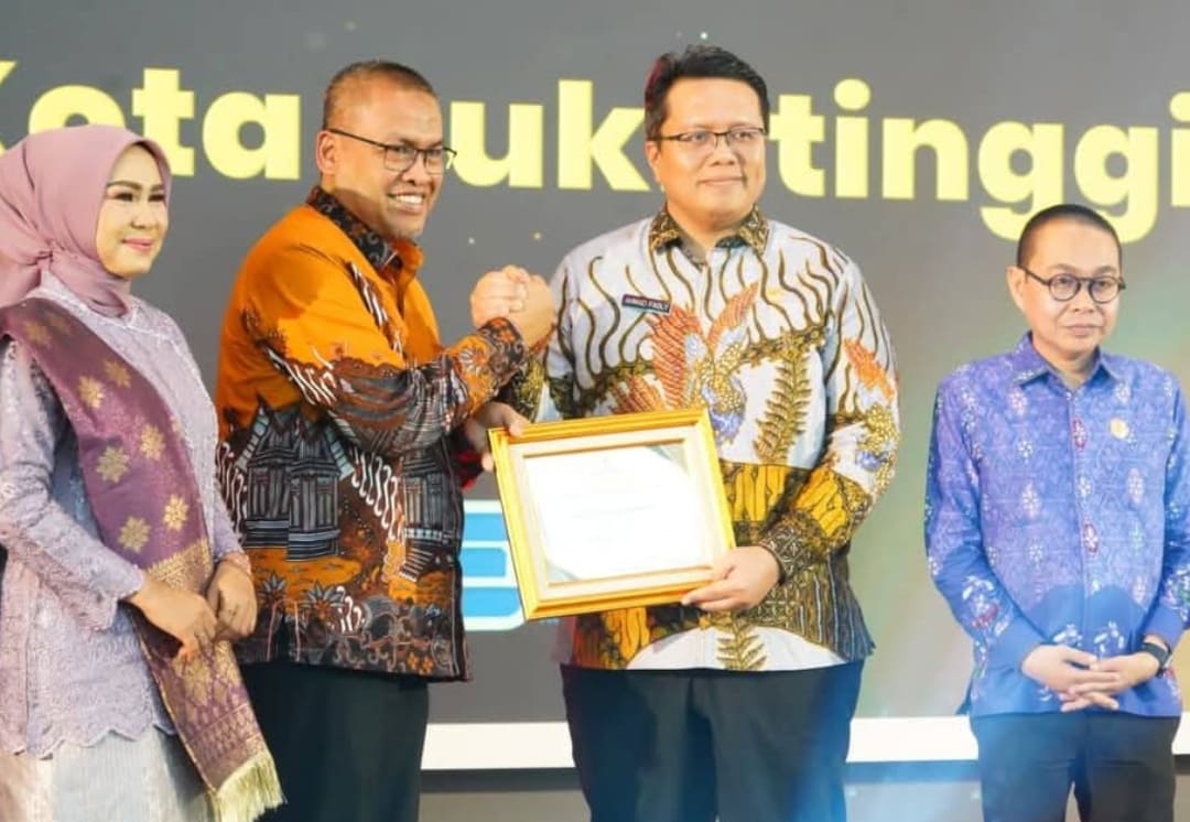 Wakil Bupati Tanahdatar Ahmad Fadly (dua dari kanan) menerima penghargaan keterbukaan informasi publik dari Sekda Sumbar Arry Yuswandi pada Malam Anugerah KI Sumbar 2025.(Foto: Prokopim)