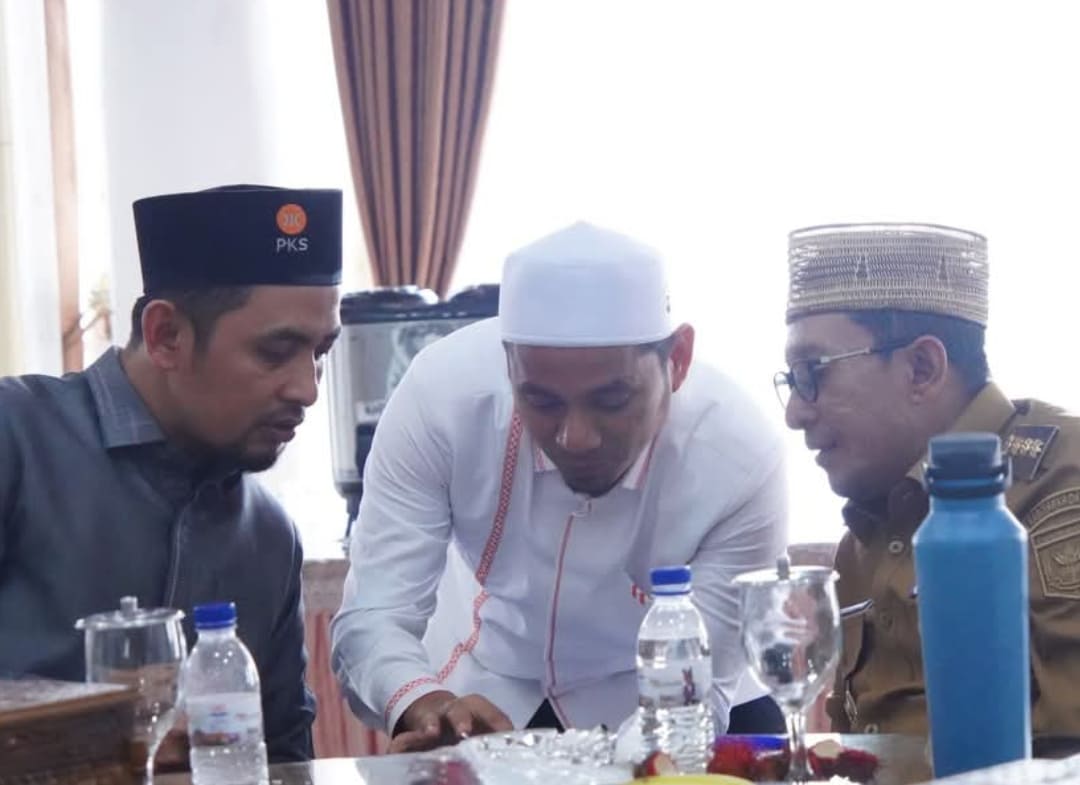 Bupati Tanahdatar Eka Putra berbincang dengan Ketua DPD PKS Adib Fadhil saat kunjungan silaturahmi, tegaskan dukungan program pembangunan daerah, Selasa (18/11/2025).(Foto: Prokopim)