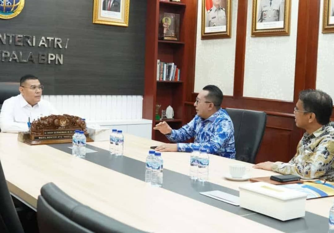 Bupati Tanahdatar Eka Putra dan Rektor UIN Mahmud Yunus bertemu Wamen ATR/BPN Ossy Dermawan membahas alih fungsi lahan kampus sesuai RTRW di Jakarta.(Foto: Prokopim)