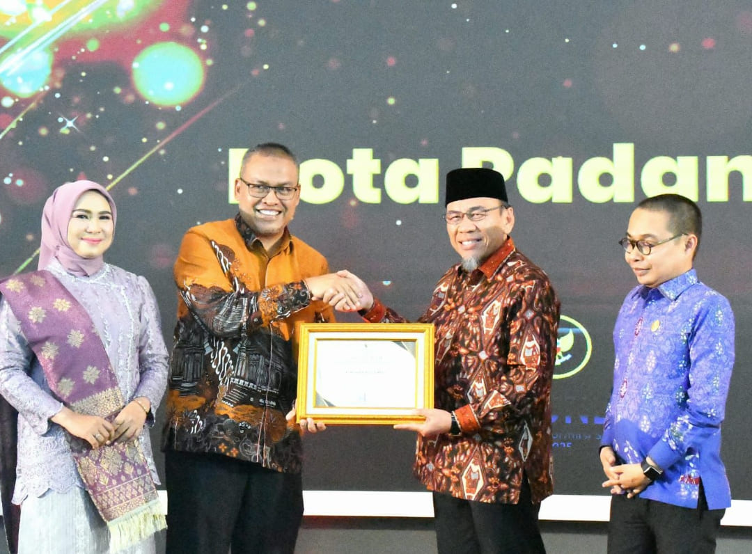 Wawako Padang Maigus Nasir Terima Penghargaan Achievement Motivation Person 2025 pada Malam Anugerah KIP Sumbar.(Foto: Prokopim)