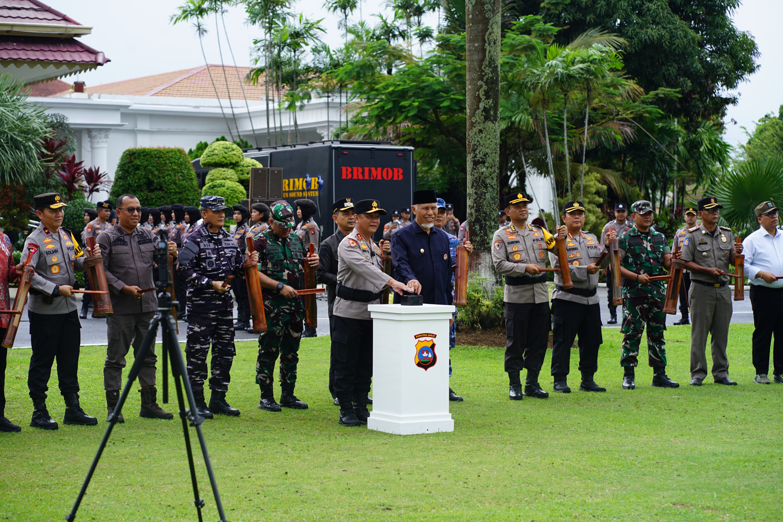 APEL GABUNGAN: Apel Bhabinkamtibmas se-jajaran Polda Sumbar sekaligus peluncuran aplikasi Satkamling Digital berbasis Zello di lapangan istana Gubernur Sumbar, Kamis (20/11).