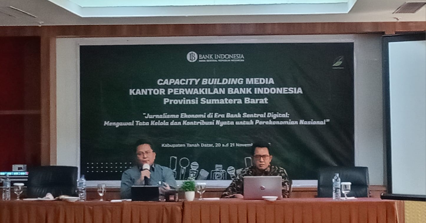 Kepala Perwakilan BI Sumbar, Mohamad Abdul Majid Ikram (kiri) dalam kegiatan Capacity Building Media, di Tanahdatar, Kamis (20/11).