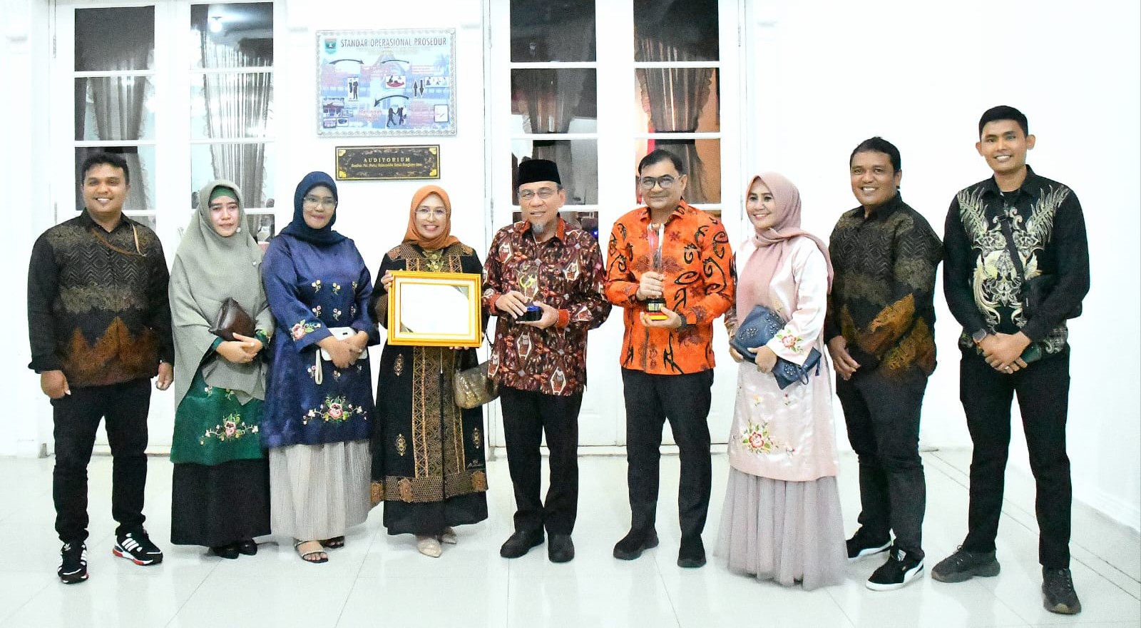 Wakil Wali Kota Padang Maigus Nasir bersama Kepala Diskominfo Boby Firman dan jajaran usai menerima penghargaan.