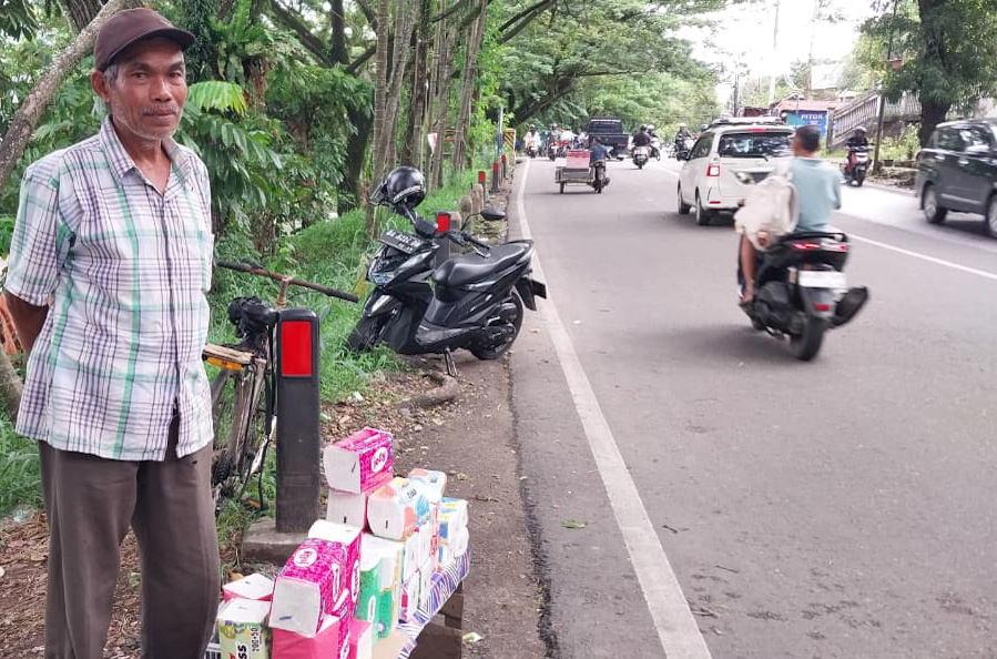Kisah Zulkifli alias Izul, penjual tisu keliling di Kota Padang yang berjuang melawan kemiskinan demi keluarga. (Foto: Mengki K/Padeks)