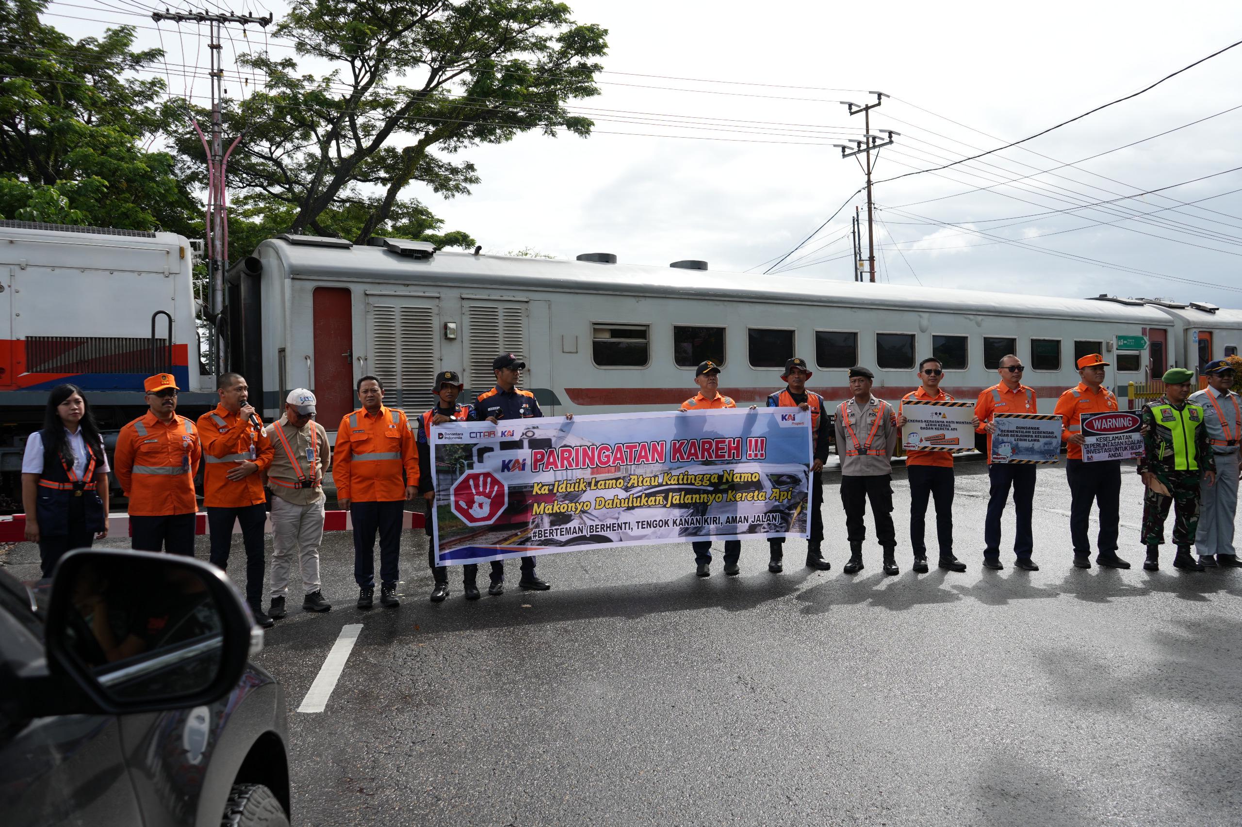 KAI Divre II Sumbar gelar sosialisasi keselamatan perlintasan KA di 4 titik Kota Padang jelang Nataru 2025/2026 untuk tekan kecelakaan, Kamis (20/11/2025).
