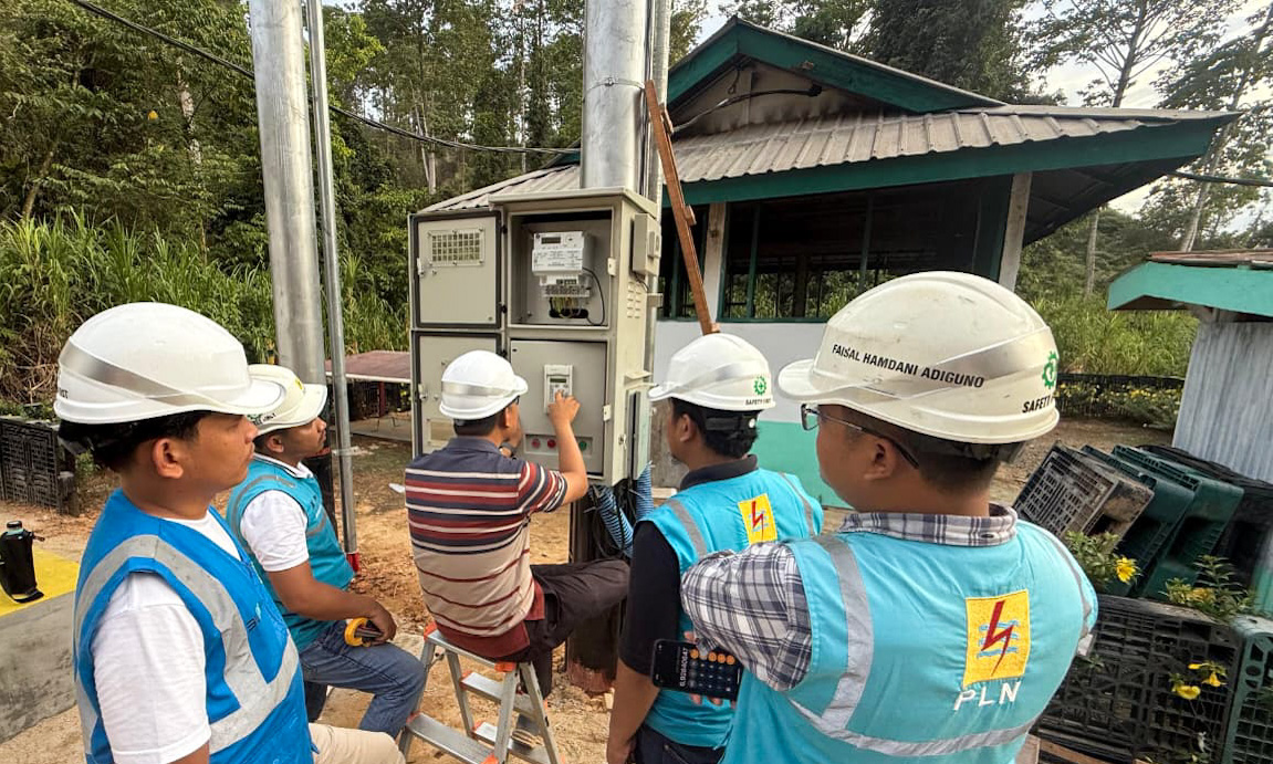 PLN ULP Sitiung lakukan penyalaan listrik 240 kVA untuk PT BRM di Dharmasraya guna mendukung operasional industri HTI yang lebih efisien.