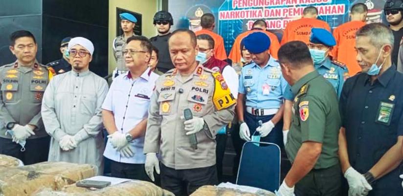BENTUK KOMITMEN: Kapolda Sumbar Irjen Pol Gatot Tri Suryanta (tengah) dalam jumpa pers pengungkapan kasus narkotika di Markas Polda Sumbar, kemarin.