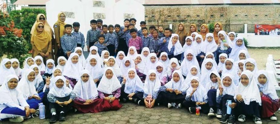 NASIONALIS : Para guru dan murid SDn 11 Payakumbuh usai berziarah ke TMP Pejuang Kemerdekaan RI 1945 di Balai Jariang, Koto Nan Gadang, Payakumbuh Utara, Kota Payakumbuh.