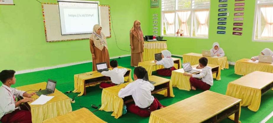 EDUKASI: Murid SDN 40 Payakumbuh sedang melaksanakan PBM di kelas dipandu guru mereka.