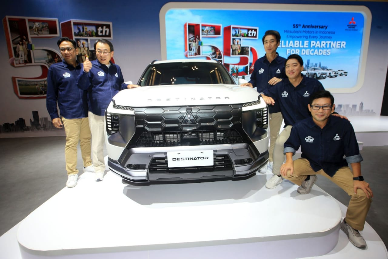 Mitsubishi Motors tampil di GJAW 2025 rayakan 55 tahun di Indonesia, hadirkan Destinator, Xpander, test drive, serta program penjualan spesial.