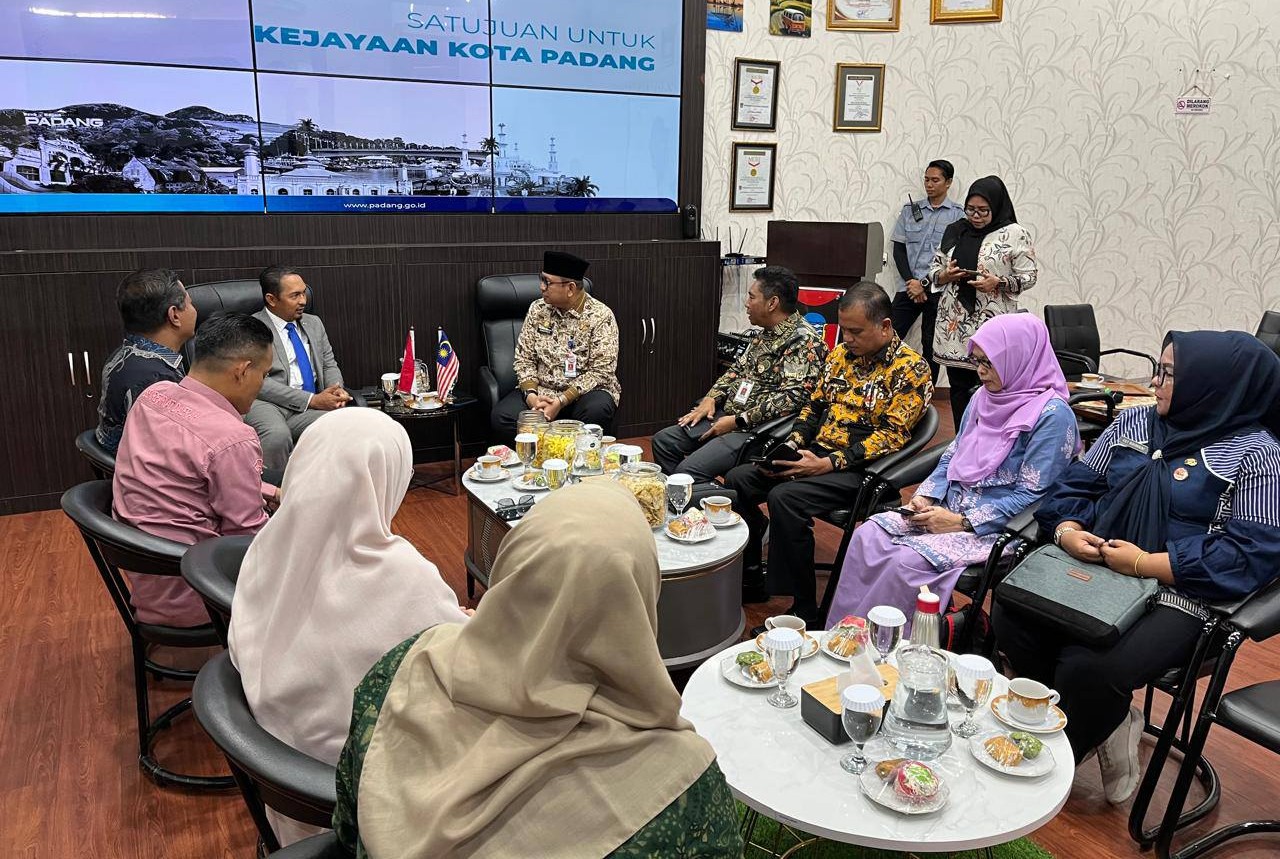 Sekdako Padang Andree Algamar menerima kunjungan Konjen Malaysia Medan, Shahril Nizam bin Abdul Malek di Lounge Akmal Usman Balai Kota Padang, Aie Pacah, Kamis (20/11/2025).