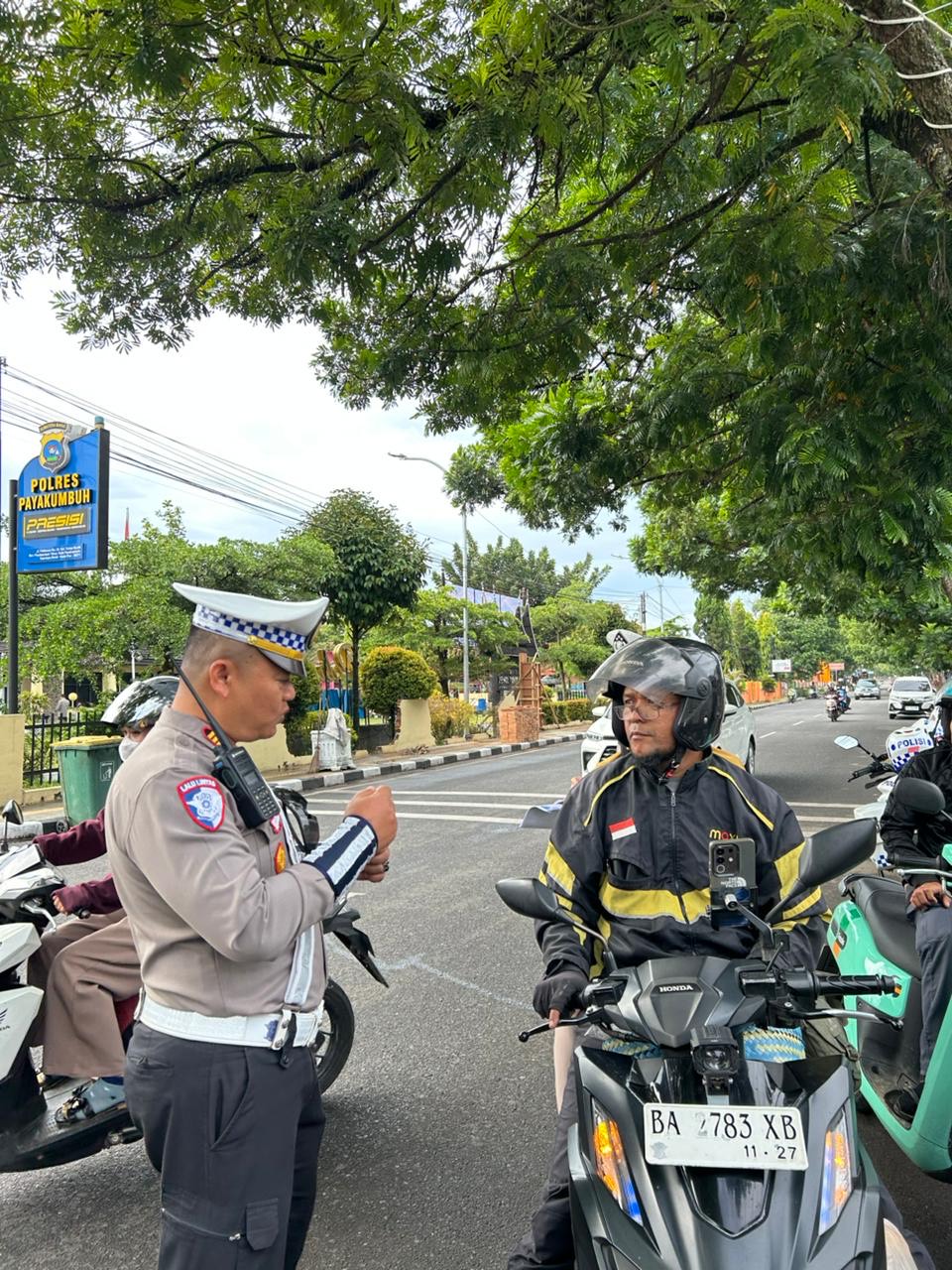 EDUKASI: Kasat Lantas Polres Payakumbuh, AKP Yuliarman memberikan edukasi kepada pengendara saat Operasi Zebra Singgalang 2025 berlangsung di sejumlah titik di Kota Payakumbuh.