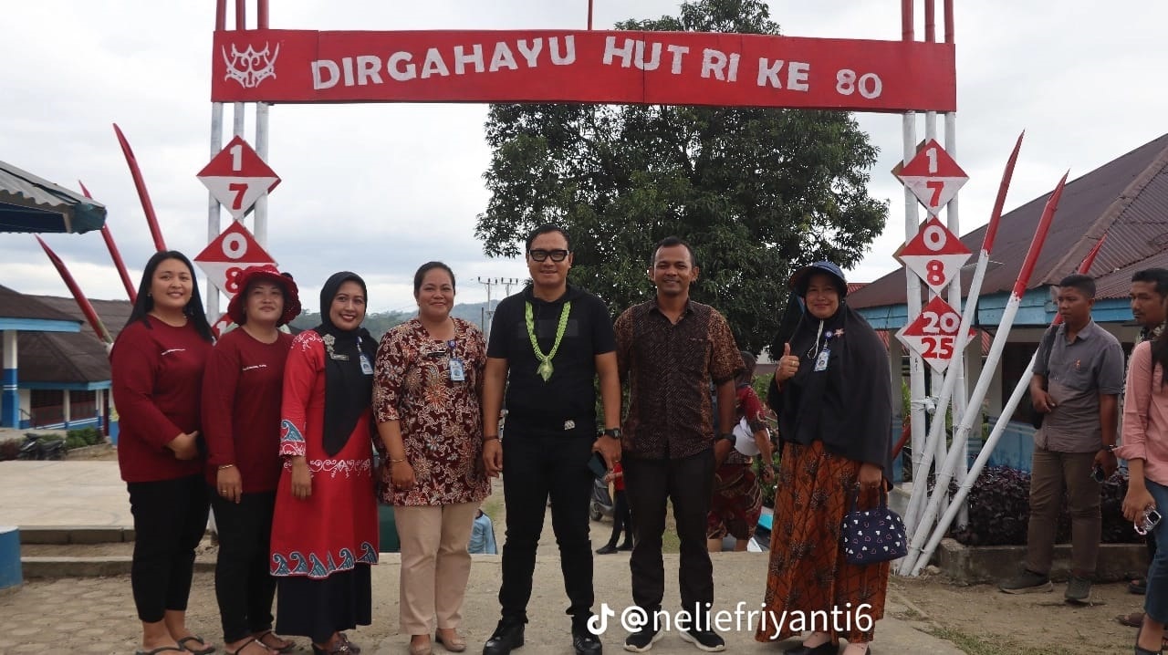 KREATIF: Debi Enggia, inovator absensi digital SMPN 1 Pagai Utara Selatan, Mentawai foto bersama usai menerima kunjungan beberapa waktu lalu.