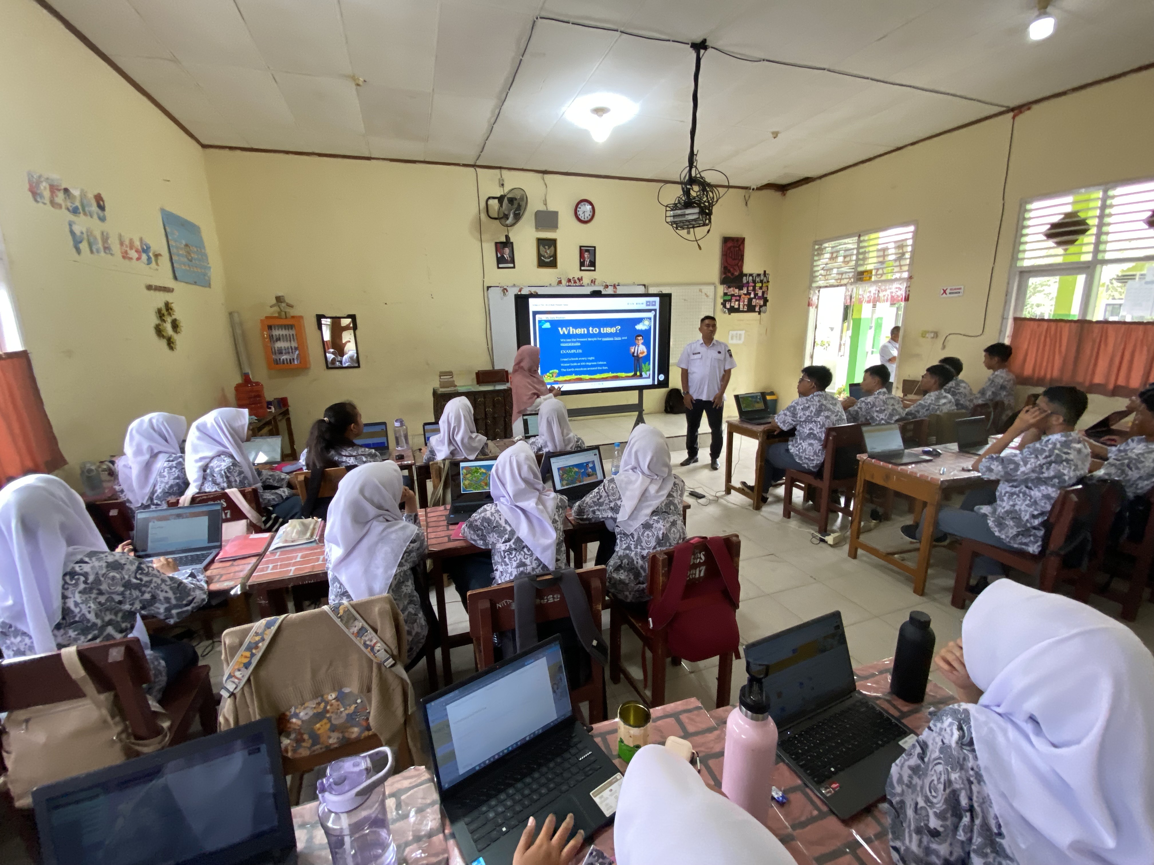 ANTUSIAS: Siswa SMAN 4 Payakumbuh tengah antusias belajar menggunakan Interactive Flat Panel (IFP), membuat suasana kelas lebih interaktif dan hidup.