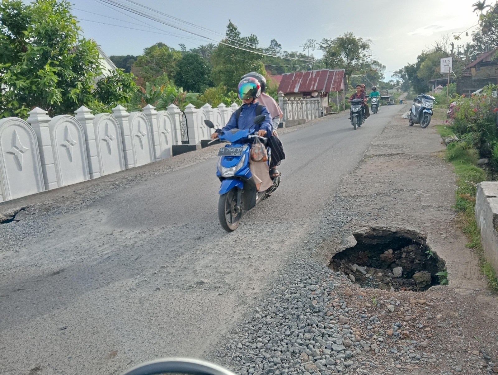 BUTUH PERBAIKAN: Badan jalan kabupaten di Sungai Landeh, Kecamatan Sangir, terlihat terban akibat plat duiker ambruk dimakan usia.
