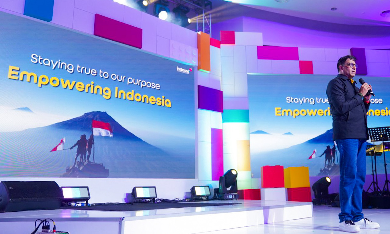 Indosat rayakan HUT ke-58 dengan promo Tri, IM3, dan HiFi, diskon paket data, perlindungan AI, dan upgrade internet. President Director and CEO Indosat Ooredoo Hutchison, Vikram Sinha, beri sambutan.