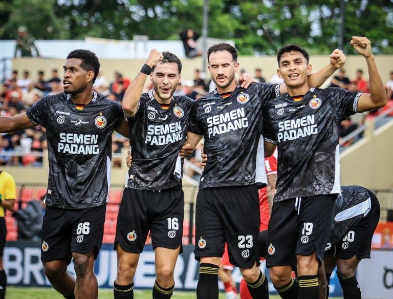 KEMENANGAN KEDUA: Sejumlah pemain Semen Padang FC merayakan keberhasilan mencetak gol ke gawang Persijap Jepara pada pekan ke-13 BRI Super League di Stadion Gelora Bumi Kartini, Jepara, kemarin sore.