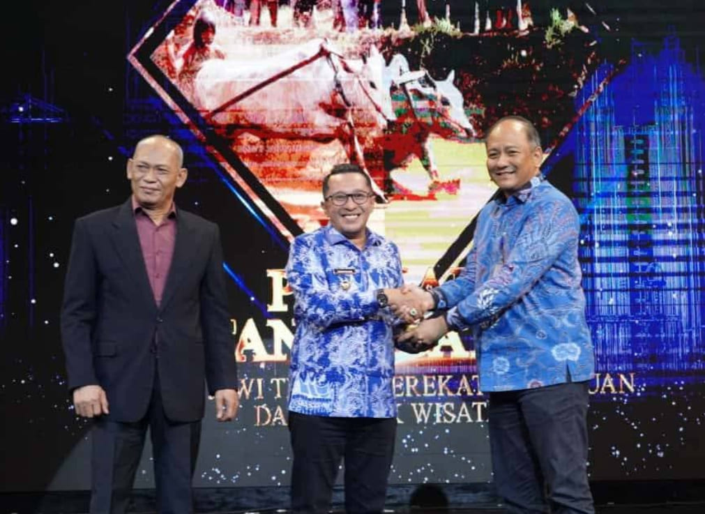 Bupati Tanahdatar Eka Putra menerima RRI Award 2025 kategori Fotografi Jurnalistik Terbaik di Auditorium Abdurrahman Saleh, RRI Jakarta. (Foto: Prokopim)