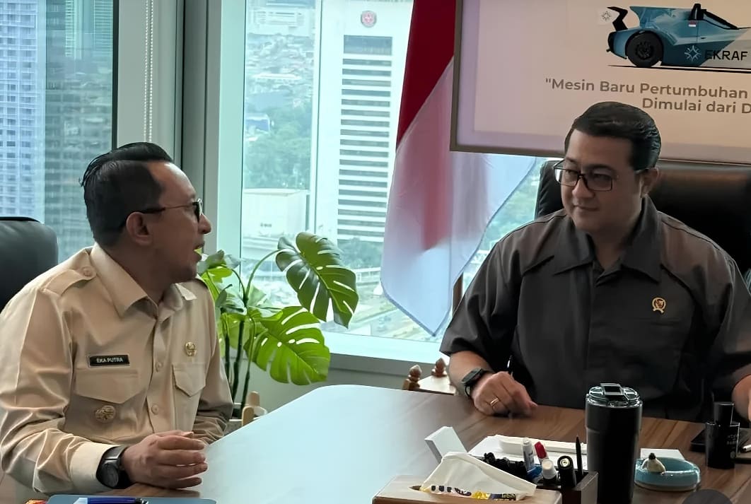 Bupati Tanahdatar Eka Putra berdiskusi dengan Menteri Ekonomi Kreatif membahas penguatan ekosistem ekonomi kreatif daerah. (Foto: Prokopim)