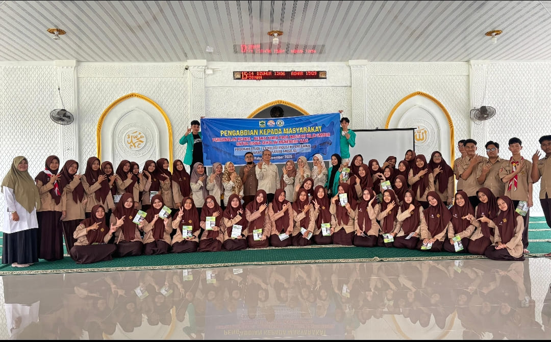 Dosen dan mahasiswa UNIDHA bersama siswa SMAN 1 Pesisir Selatan usai edukasi tentang hilirisasi gambir untuk produk bernilai tinggi.(Foto: IST)