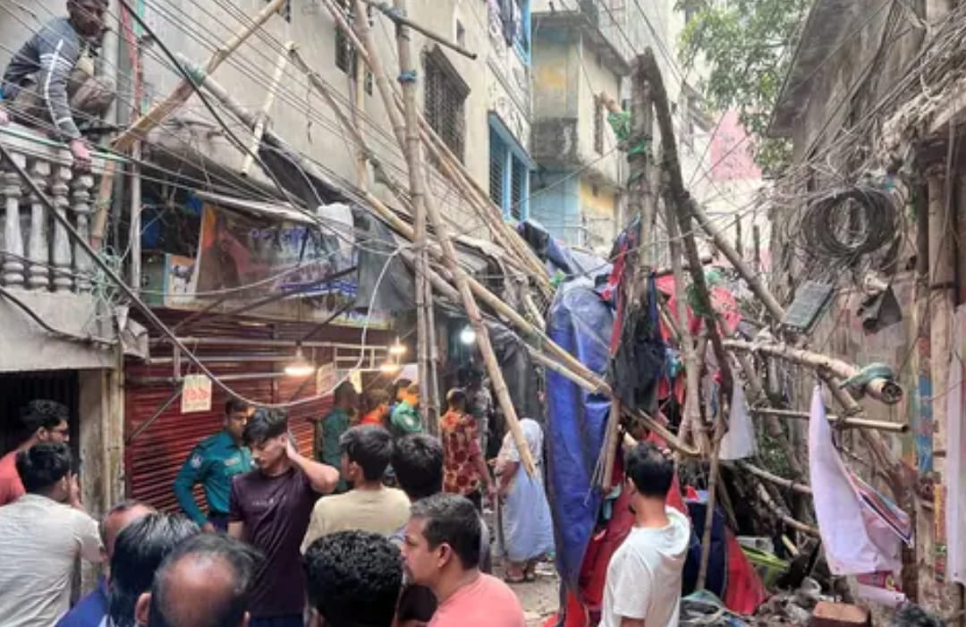 Warga berdiri di sebuah gang setelah meninggalkan rumah mereka yang runtuh menyusul gempa bumi di Dhaka. (Foto: REUTERS)