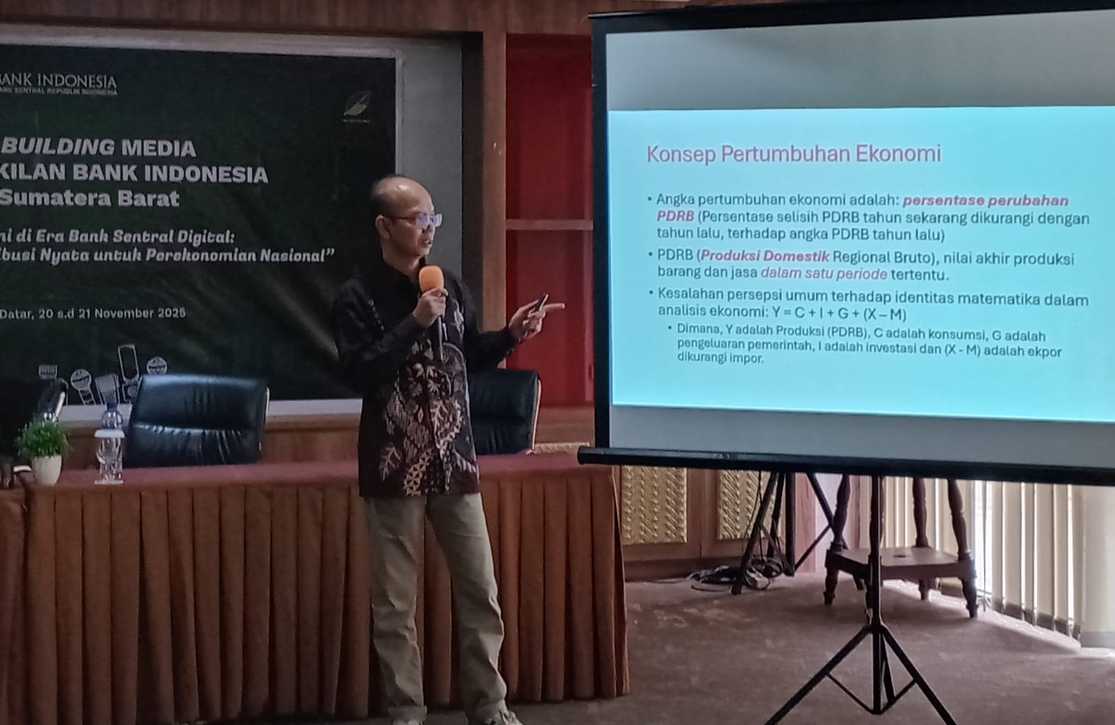 Akademisi Fakultas Ekonomi UNP Dr. Doni Satria, S.E, M.S.E dalam kegiatan Capacity Building Media yang diselenggarakan oleh Kantor Perwakilan Bank Indonesia Sumbar di Tanahdatar, Jumat (21/11).