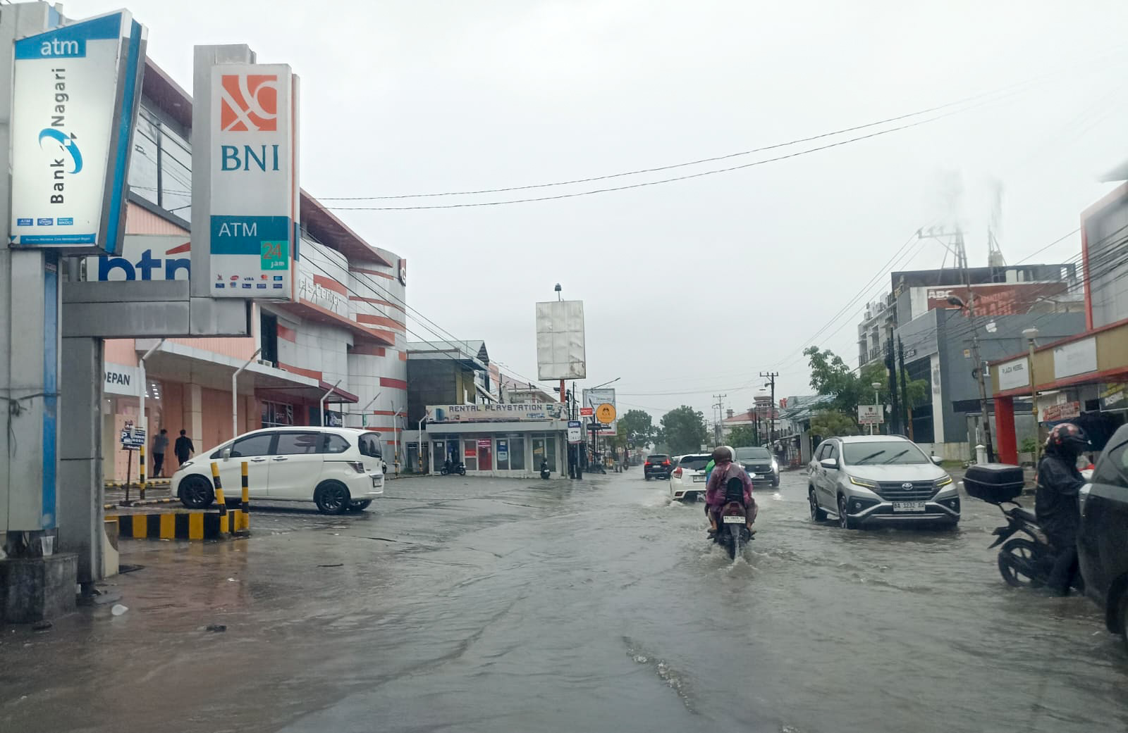 Kondisi di Jalan Gajah Mada, Gunung Pangilun, Kota Padang, yang digenangi air hujan pagi tadi (21/11/2025). (Foto: Heri Sugiarto/Padeks)