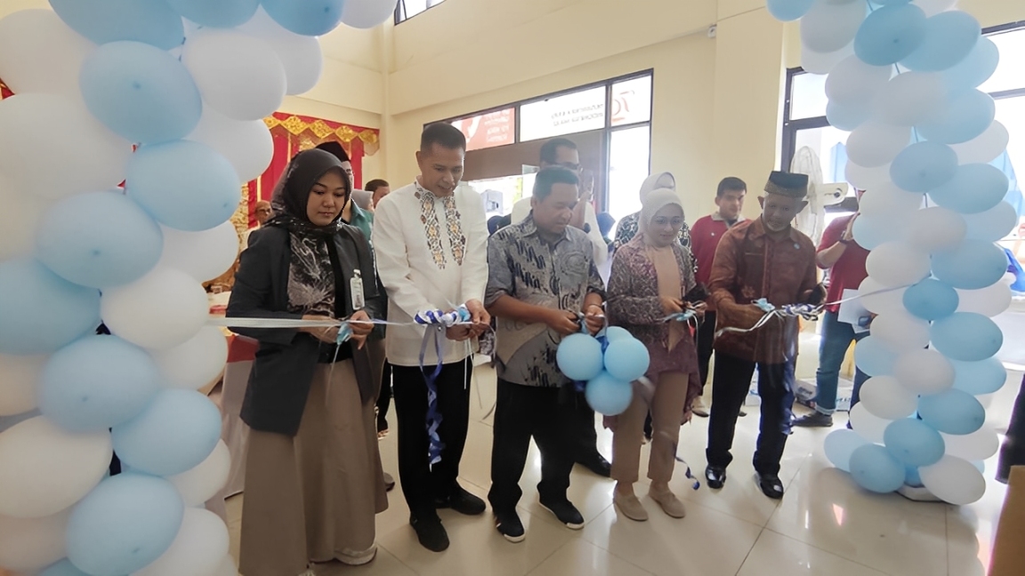 Komut PT Equator Valuta Asing, Heri Zulman saat pengguntingan pita tandai peresmian cabang keenam di UNP untuk permudah akses Mahasiswa dan Akademisi pada layanan valuta asing. (Randi/Padeks).