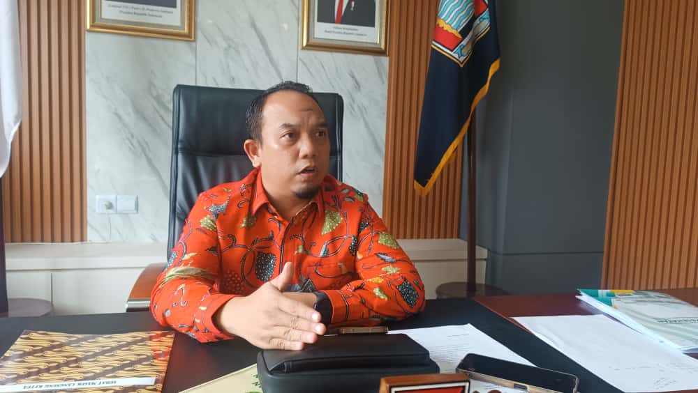 Ketua DPRD Padang, Muharlion, soroti razia pasangan nonmarital di Padang soroti peran perda, pengawasan penginapan, dan tren global penegakan norma sosial di perkotaan.