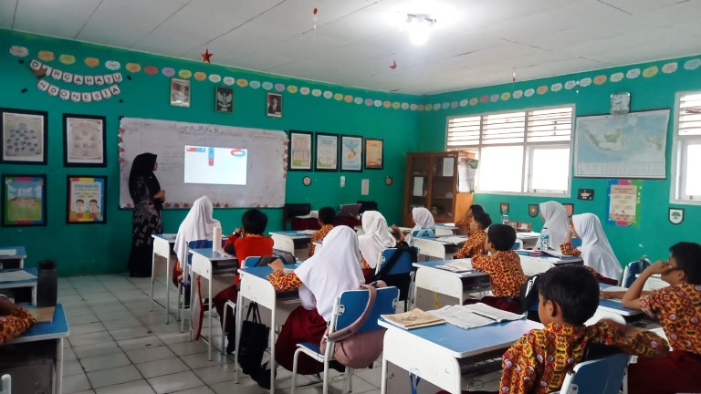 EDUKASI: Murid UPT SDN 13 Salimpaung mendapatkan pembelajaran lewat youtube.