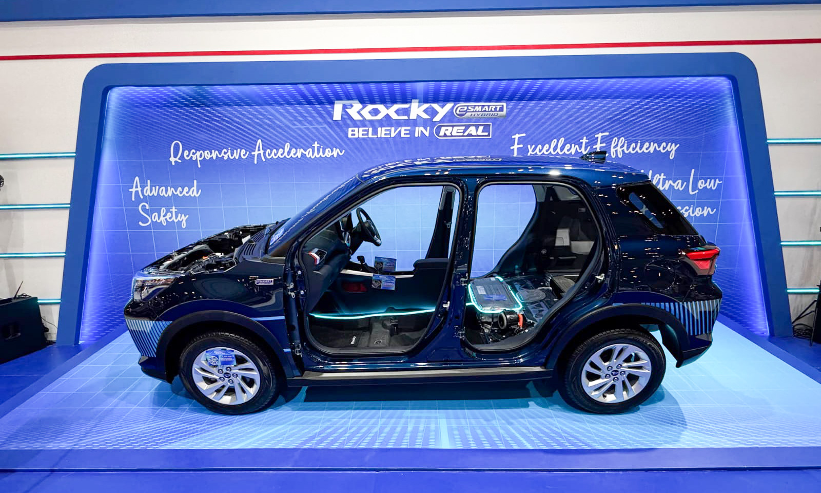 Daihatsu tampil di GJAW 2025 dengan Rocky Hybrid, program DAIFEST, test drive, dan penawaran servis gratis hingga 40.000 km.