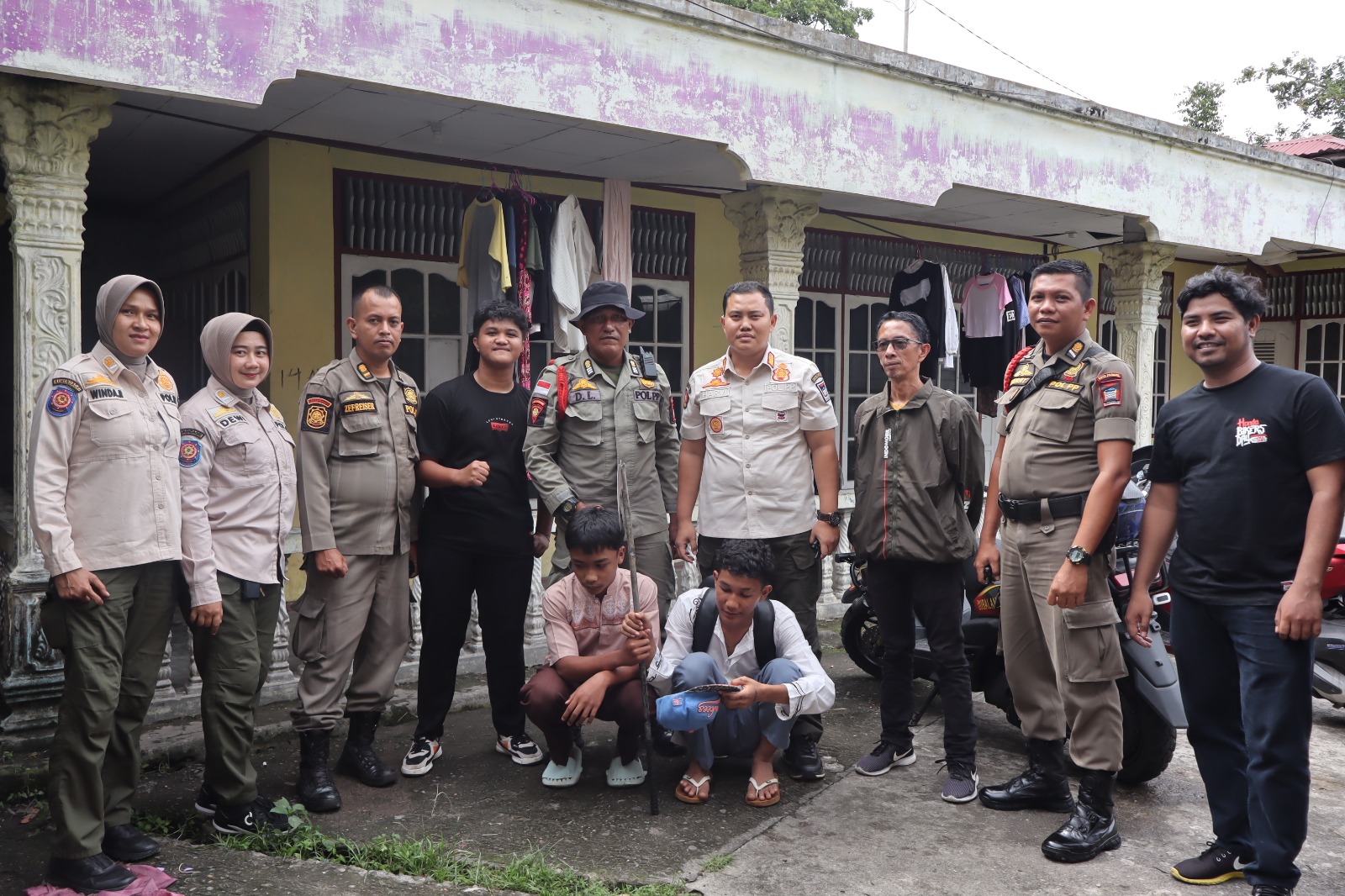 Satpol PP Padang amankan 20 pelajar yang membolos di Pauh. Dua pelajar kedapatan membawa senjata tajam dan diduga terlibat tawuran.