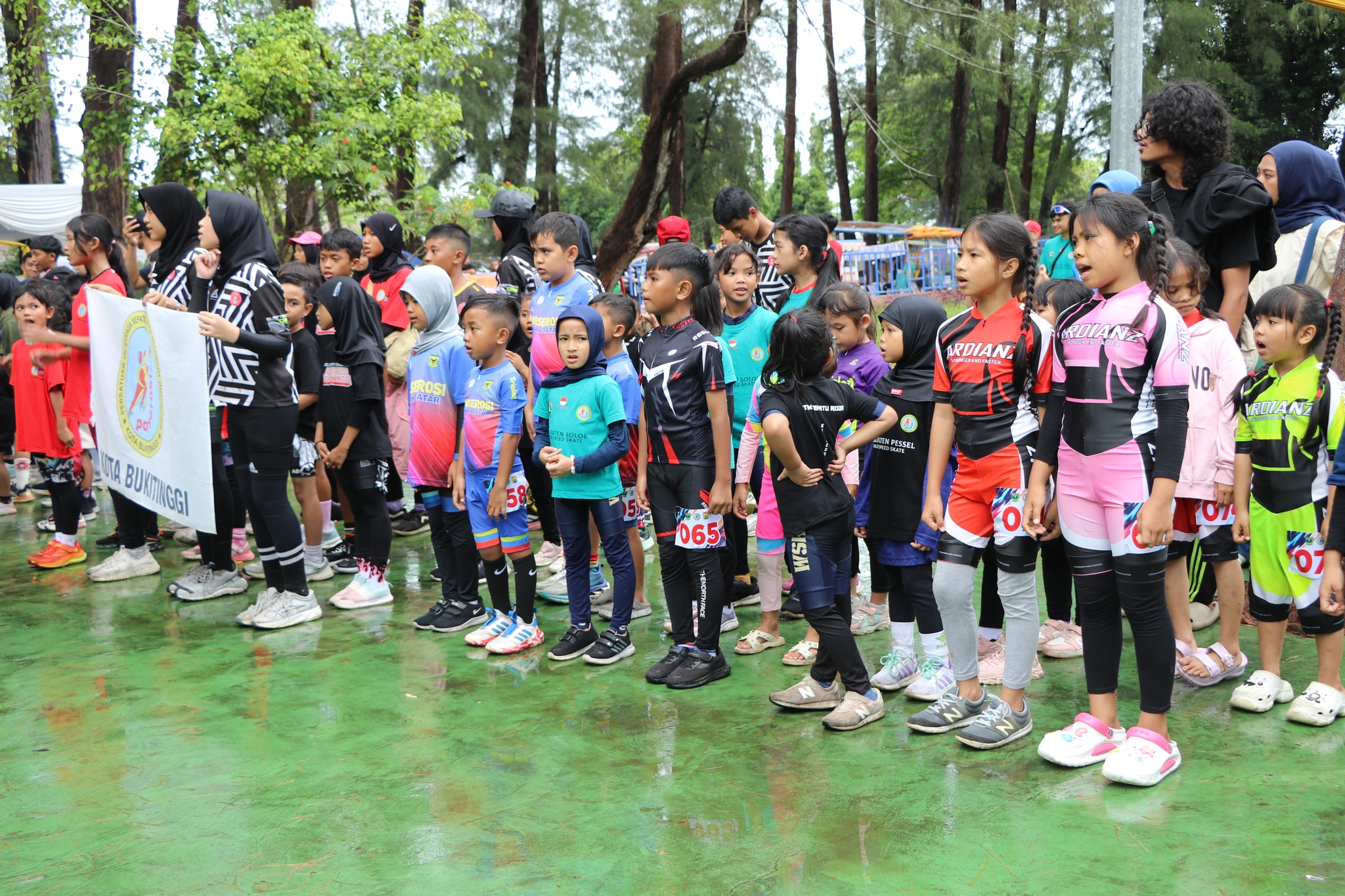 Pembukaan Kejurda Sepatu Roda Tingkat Provinsi Sumatera Barat 2025 di Sirkuit Sepatu Roda Pantai Cermin, Jumat (21/11/2025).