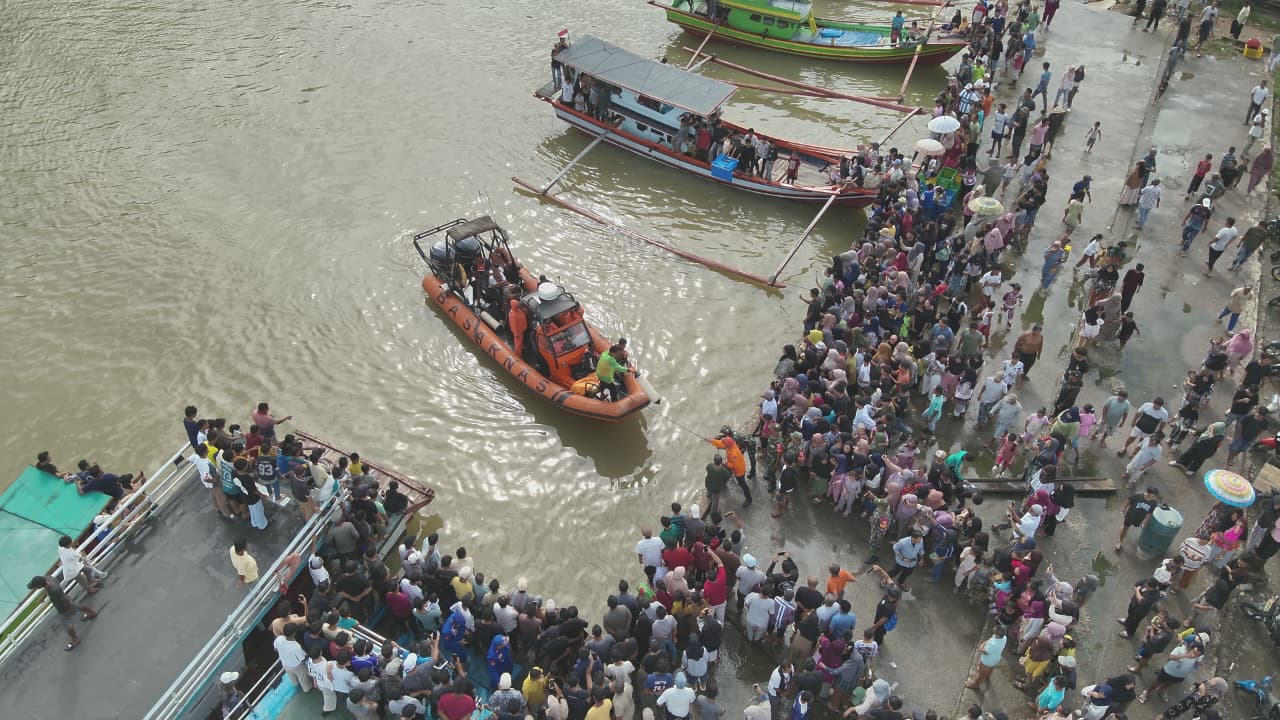 KM Primadona yang hilang kontak di perairan Pasaman Barat ditemukan selamat. Enam awak dievakuasi, operasi SAR diusulkan ditutup.