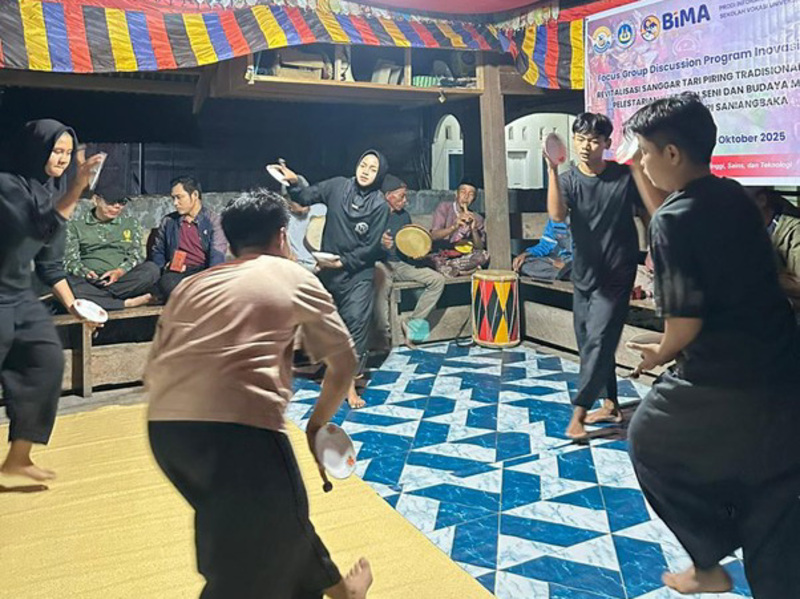 UNP revitalisasi Sanggar Tari Piring Singo Barantai di Saniangbaka, Solok, melalui Program Inovasi Seni Nusantara untuk pelestarian seni Minangkabau.