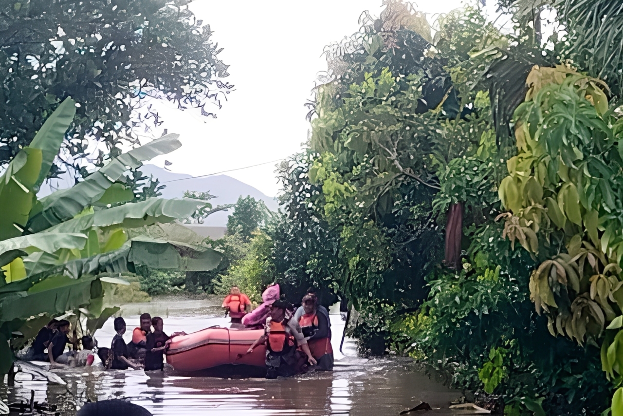 SAR Padang mengevakuasi warga di Jalan DPR Tunggulhitam akibat banjir parah setelah hujan lebat, Jumat (21/11/2025). (Foto: Kantor SAR Kelas A Padang)