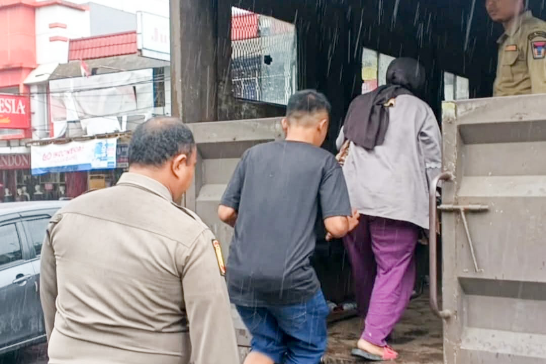 Satpol PP Padang menemukan keluarga asal Jakarta terlantar di Pasar Raya. Diduga jadi korban penipuan lowongan kerja dari media sosial palsu.