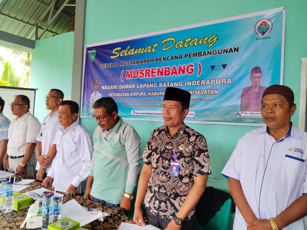 ekcam Airpura, Marfen Rosadi (tiga dari kanan) saat menghadiri Musrenbang di Nagari Damar Batang Lapan Inderapura, Rabu (19/11).