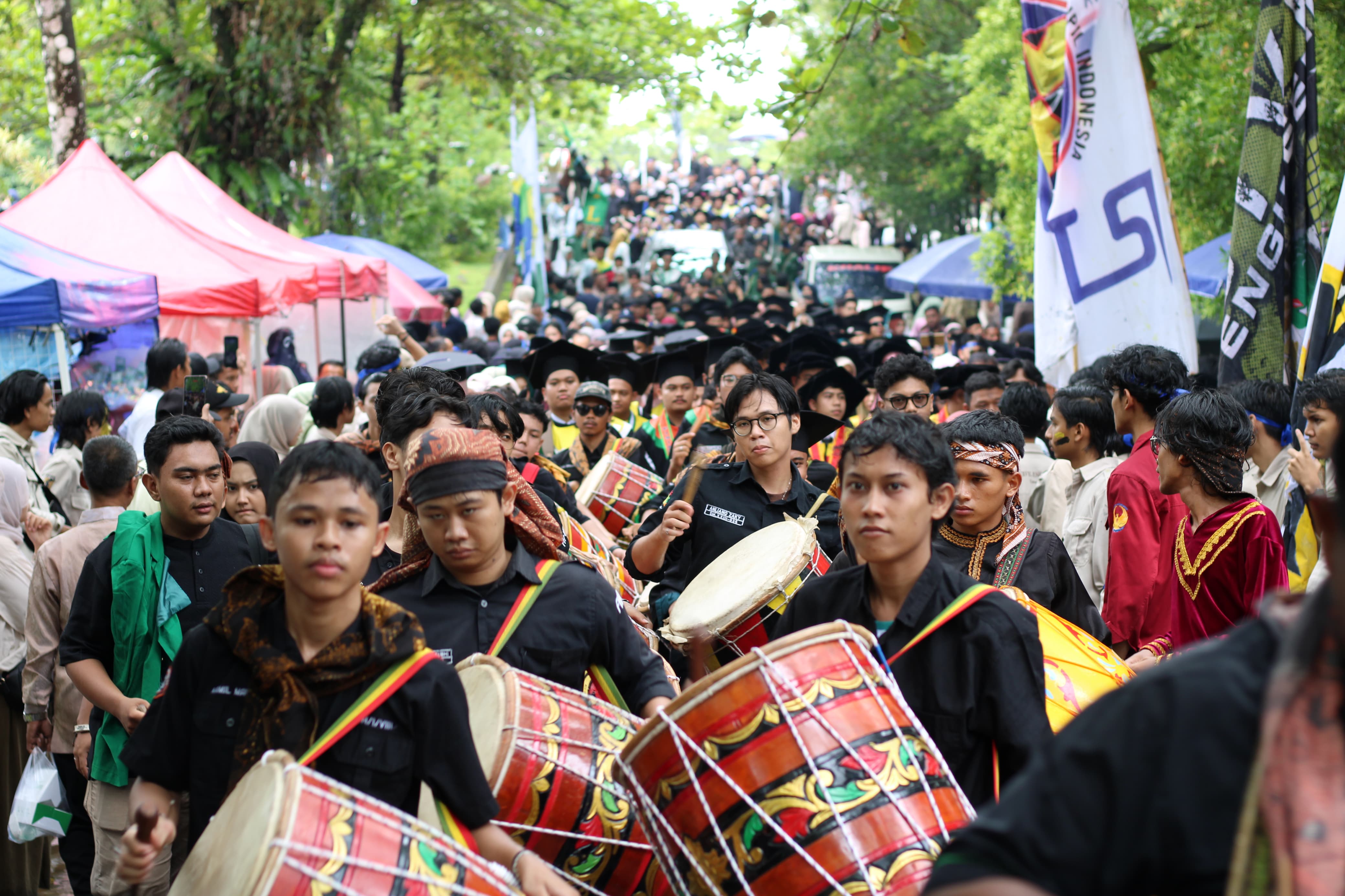 Arak-arakan wisuda tiga fakultas Unand padati jalan kampus, iringi Gandang Tasa, perkuat persaudaraan dan budaya Minangkabau. (Foto: M Reza Bayu Permana/Padeks)