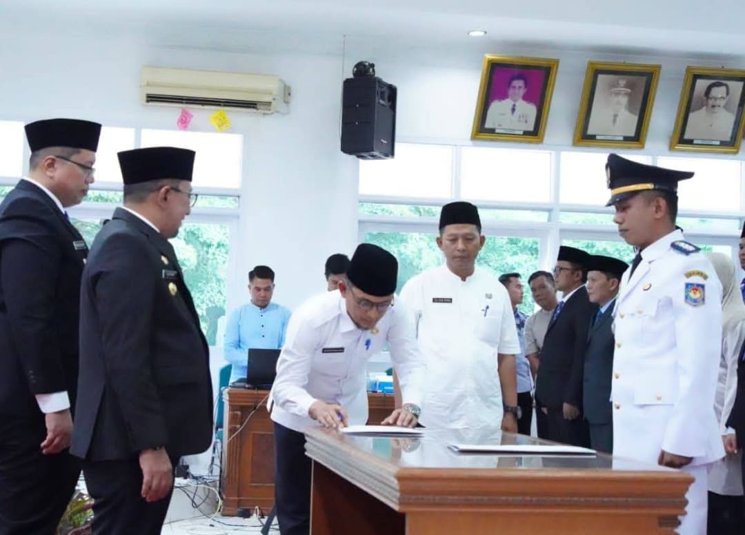 Bupati Tanahdatar Eka Putra melantik 28 pejabat manajerial dan pengawas di Aula Kantor Bupati Pagaruyung, Jumat (21/11/2025). (Foto: Prokopim)