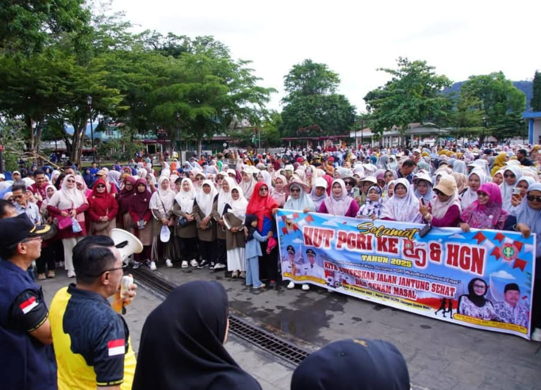 Bupati Tanahdatar Eka Putra melepas ribuan guru peserta gerak jalan sehat HGN 2025 dan HUT PGRI ke-80 di Lapangan Cindua Mato, Batusangkar.(Foto: Prokopim)