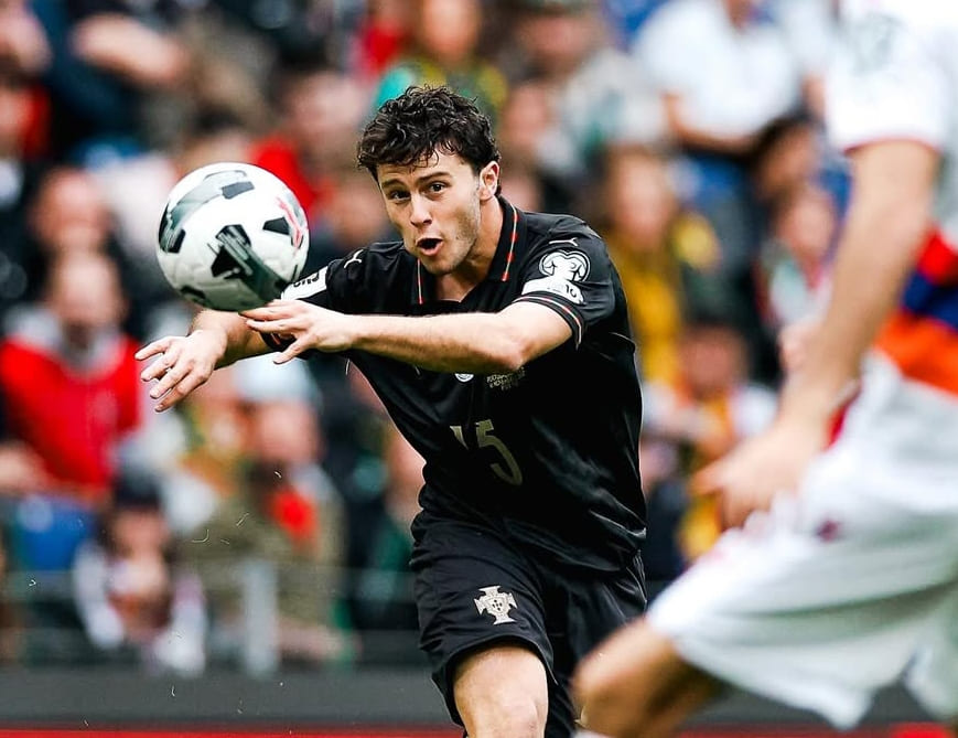 Aksi Joao Neves saat melepaskan tembakan ke gawang lawan, memperlihatkan ketajamannya yang membuatnya jadi top skor PSG dan mesin gol Portugal.(Foto: @joao_neves87)