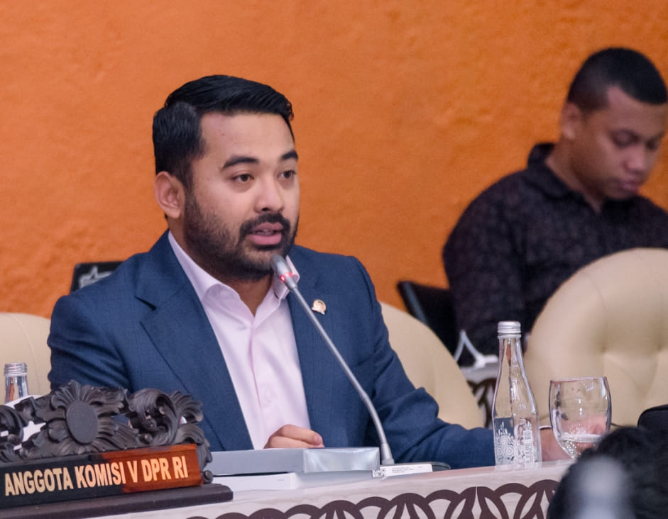 Anggota Komisi V DPR RI, Zigo Rolanda, saat menyampaikan pandangan terkait serapan anggaran dan keselamatan perlintasan kereta api dalam Raker bersama Kemenhub.(Foto: Tim ZR)