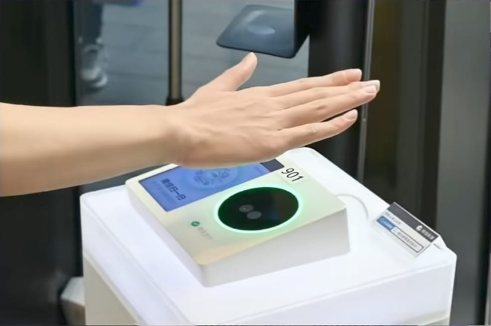 Tiongkok perkenalkan pembayaran hanya dengan scan telapak tangan, menggunakan pemindaian vena biometrik untuk transaksi instan tanpa dompet atau ponsel. (Foto: @Bang Milenz)