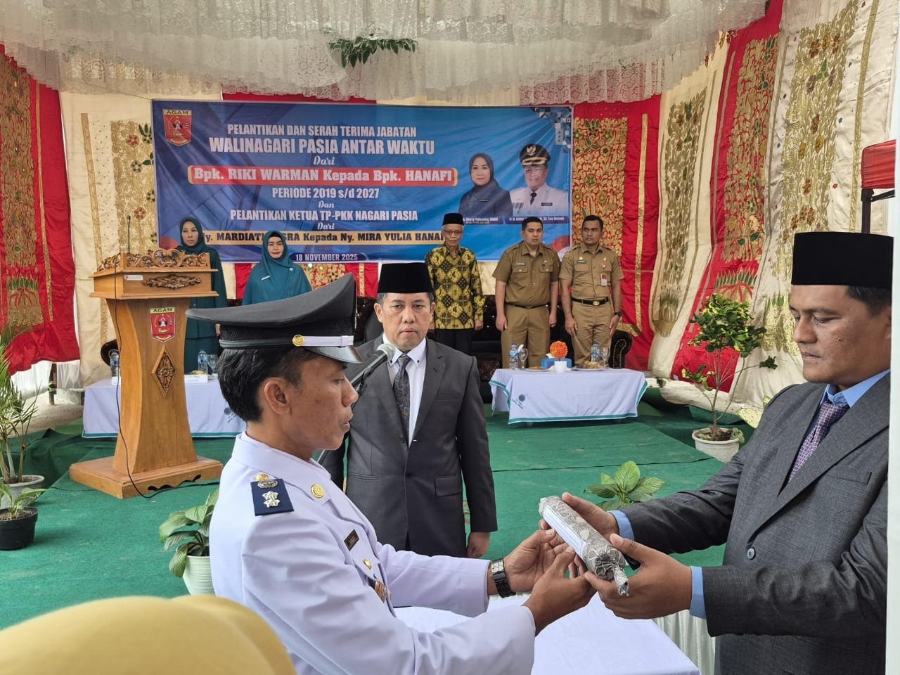 Sekkab Agam Mhd Lutfi memimpin pelantikan Hanafi sebagai PAW Wali Nagari Pasia menggantikan Riki Warman sisa masa jabatan periode 2019&ndash;2027, di kantor wali nagari setempat, Selasa (18/11).