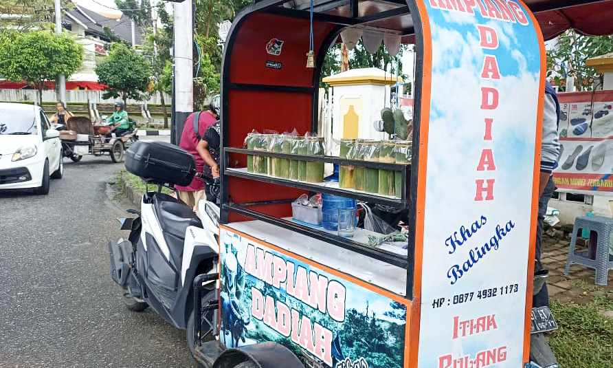 Ampiang dadieh kuliner khas Minangkabau tetap diminati di Padang. Penjualan mencapai 30 bilah per hari dengan proses fermentasi tradisional. (Foto: Fadli Z/Padeks)
